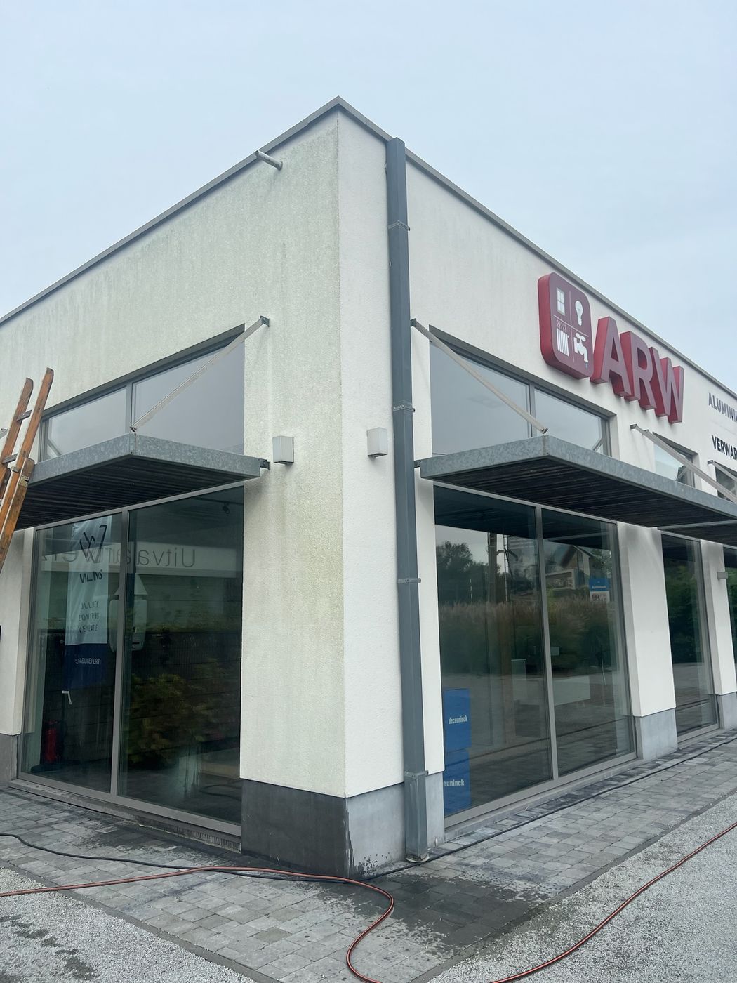 Glaspartijen en gevel gereinigd bij bedrijf ARW