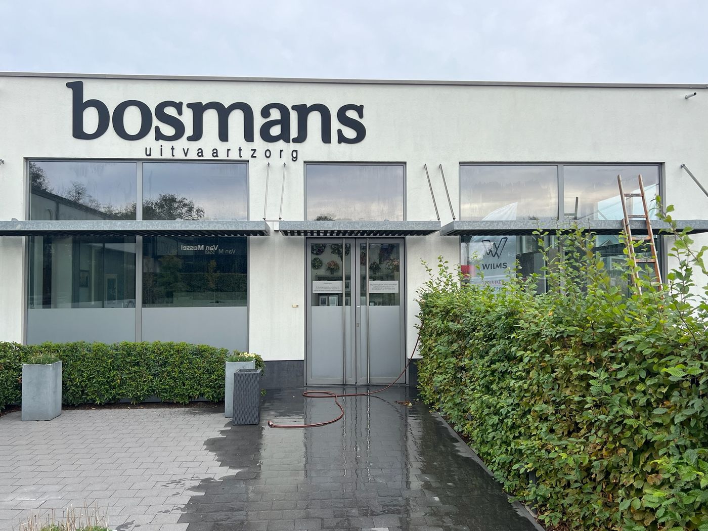 Etalageramen en gevel gereinigd bij Bosmans uitvaartzorg
