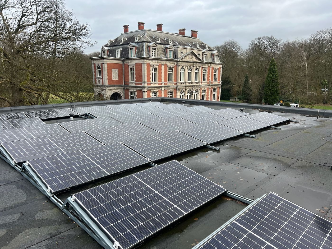 Zonnepanelen reinigen op een kasteeldomein